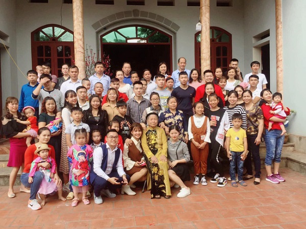 Dân mạng khoe ảnh đại gia đình sum họp ngày Tết: Không có đông nhất, chỉ có đông hơn!