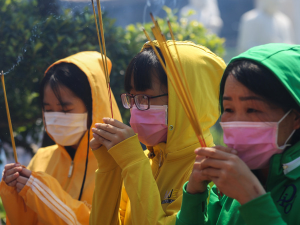 Khách hành hương đội nắng viếng ngôi chùa giữa sông ở Sài Gòn