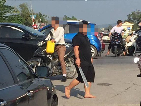 Người đàn ông vác dao ra doạ tài xế liên tục bấm còi, chửi bới vì tắc đường ở Bắc Ninh