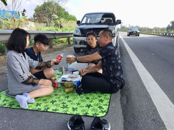Người livestream cảnh gia đình ăn nhậu trên cao tốc Nội Bài - Lào Cai trưa mùng 2 Tết xin lỗi