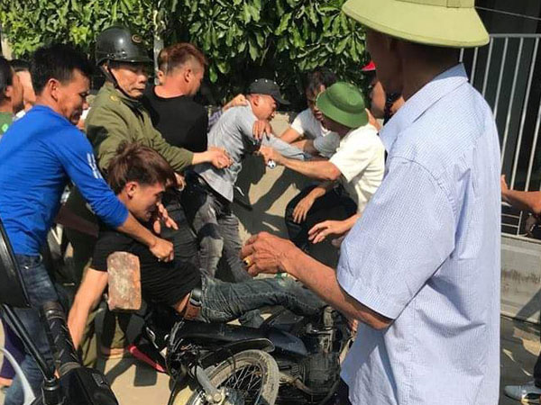 Nhờ đứa trẻ dẫn đường, 2 thanh niên bị dân làng vây đánh vì nghĩ bắt cóc trẻ em