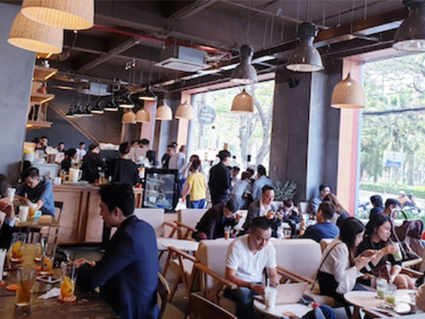 Quán cà phê, trà sữa đua nhau 'hét giá' vẫn đông nghẹt ngày Tết