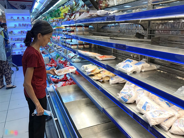 Thịt gà, vịt nguyên con, rau củ 'cháy hàng' chỉ sau một giờ ở Sài Gòn