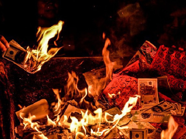 Văn khấn lễ hóa vàng chuẩn nhất cho Tết Kỷ Hợi 2019