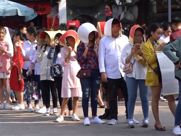 Video: Đứng hàng giờ chờ xin chữ ở Văn Miếu cầu may