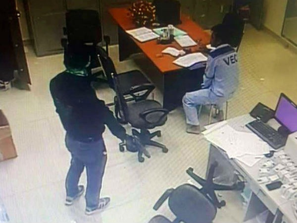 Video: Hai đối tượng dùng hung khí đánh gục nhân viên, cướp tài sản tại trạm thu phí sáng mùng 3 Tết
