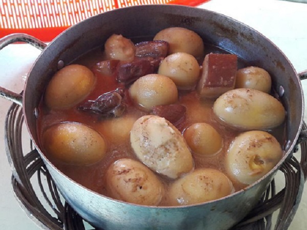 Xin bà đổi món để ăn đỡ ngán, cô cháu gái khóc thét với nồi thịt kho tàu toàn trứng