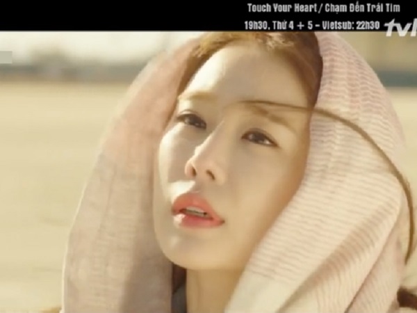 Yoo In Na diễn lại cảnh nhặt khăn thần thánh của 'Hậu duệ mặt trời' nhưng lại toàn gây cười