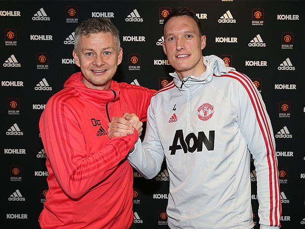 CĐV tức giận vì MU gia hạn với Phil Jones
