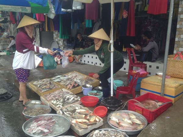 Mùng 4 Tết: Siêu thị vắng hoe, hải sản 'chợ cóc' tăng giá gấp đôi