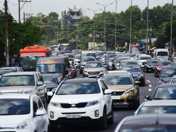 Người dân đổ xô đi Vũng Tàu tắm biển đầu năm, quốc lộ kẹt cứng