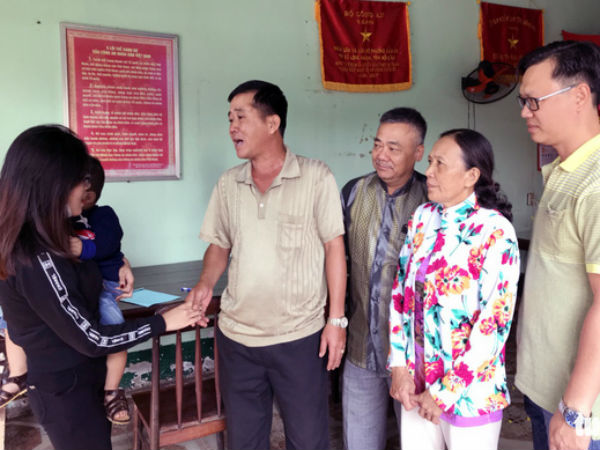 Người đàn ông đi ôtô tát phụ nữ chở con nhỏ lên tiếng xin lỗi
