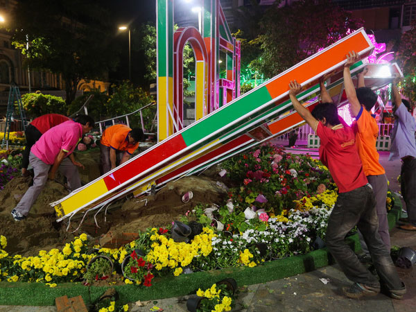 500 người dọn dẹp đường hoa Nguyễn Huệ trong đêm