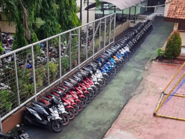 Bảo vệ trường nhà người ta: Ngày nào cũng xếp xe của học sinh theo hãng, màu sắc một cách ngăn nắp đáng kinh ngạc