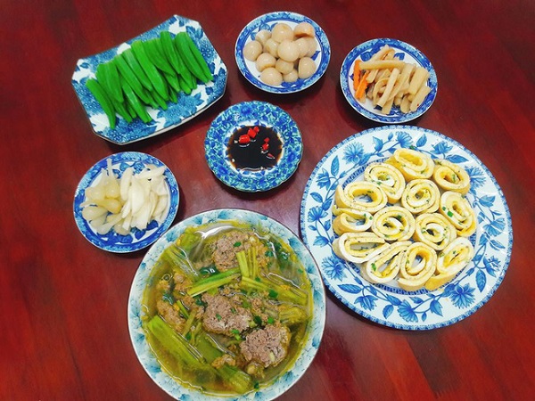 Chẳng mâm cao cỗ đầy, mẹ bầu vẫn khiến dân mạng phát cuồng với 'bữa trưa không thịt' cực đơn giản ngày đầu năm