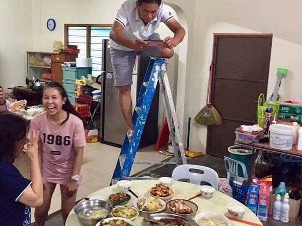Chụp ảnh mâm cơm "cúng" facebook nhưng tư thế của ông bố lại là điều khiến dân mạng bật cười