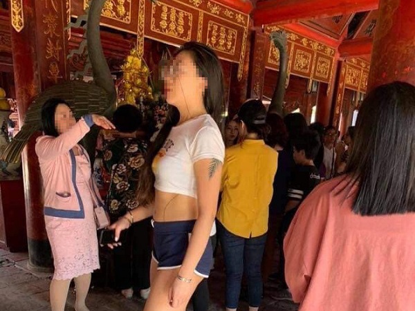 Cô gái diện đồ không thể ngắn hơn đi lễ chùa khiến nhiều người hoang mang: 'Mình đi nhầm?'