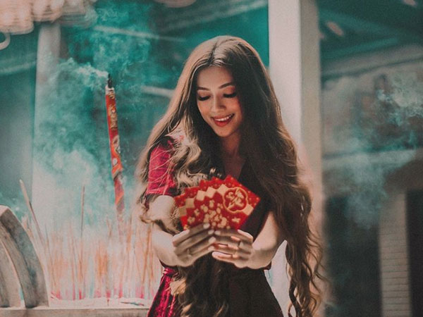 Hot girl 'công chúa tóc mây' gốc Việt khoe ảnh đi lễ chùa cực đằm thắm ở Trà Vinh dịp Tết