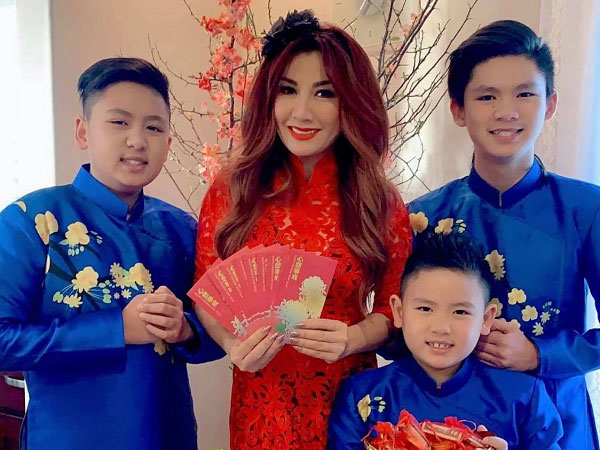 Sao Việt ở hải ngoại đón Tết: người chạy show, người chăm con bị sốt