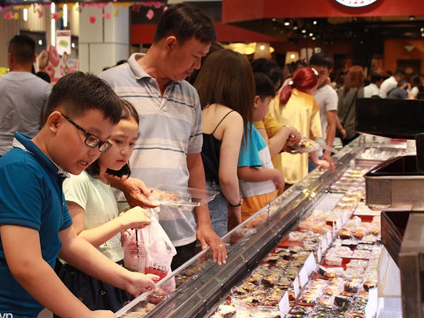 Sợ tắc đường, người Sài Gòn đổ vào trung tâm thương mại chơi Tết
