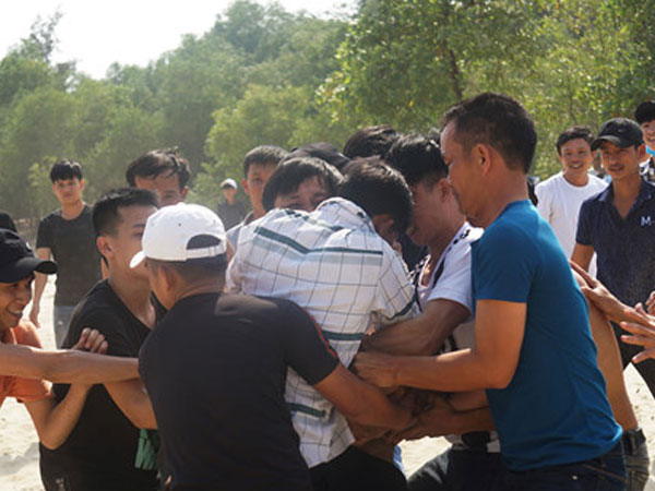 Video: Hàng trăm trai tráng tranh nhau cướp cù giữa trưa nắng mùng 4 Tết