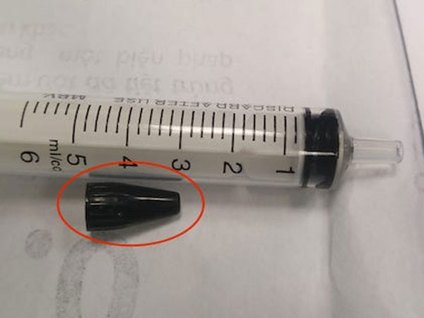 Ba bác sĩ suốt 2 giờ gắp nắp bút khỏi phế quản bé gái