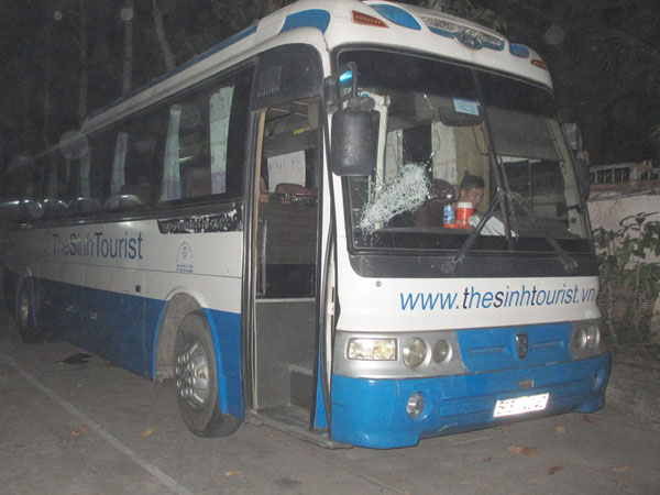 Bị truy sát, tài xế chạy vào trụ sở cảnh sát cầu cứu