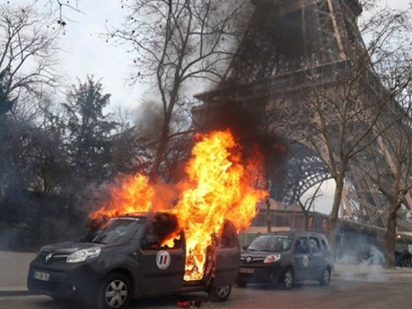 Biểu tình của phe 'áo vàng' biến thành bạo động ở Paris