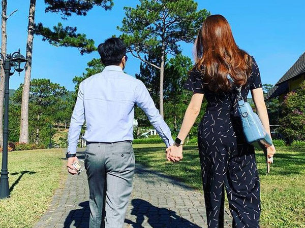 Cường Đô La nắm tay Đàm Thu Trang ngọt ngào, hành động hành động chứng minh tình cảm hơn mọi lời nói