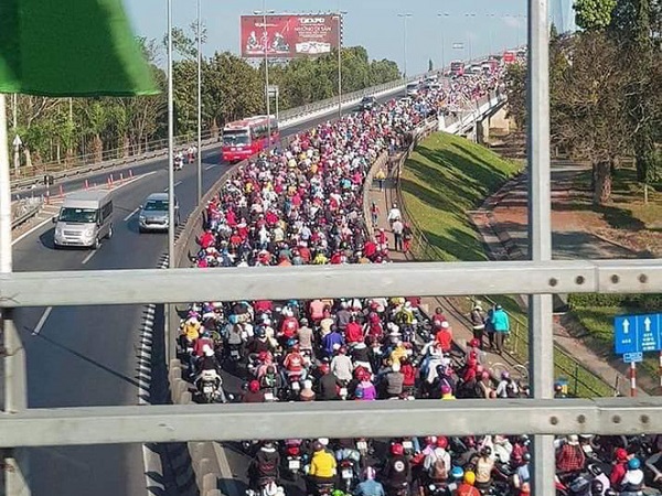 Khoảnh khắc được chia sẻ nhiều nhất trên MXH: Hàng trăm phương tiện ùn ùn quay trở về Tp. Hồ Chí Minh