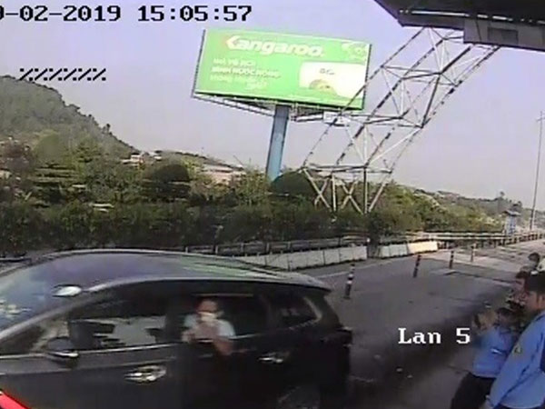 Tài xế lao gãy cọc trạm thu phí Bến Thủy trốn vé