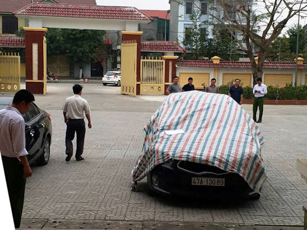 Tạm giữ tài xế tông cọc tiêu tại trạm thu phí