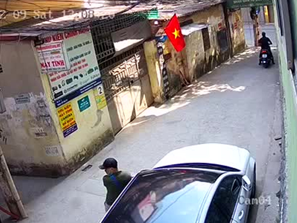 Video: Trộm bẻ cặp gương xe Mercedes chỉ trong nháy mắt ở giữa Hà Nội