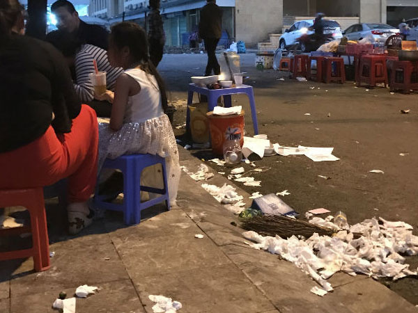 Xếp hàng nghe chửi, rùng mình ngồi trên đống rác ăn bún ốc