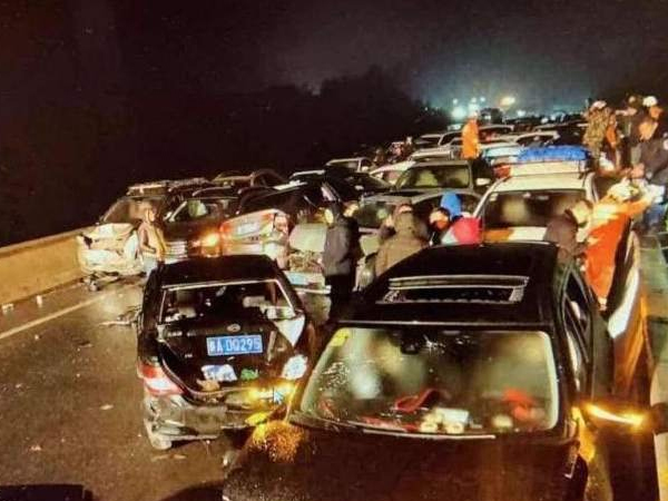 100 xe gặp tai nạn liên hoàn, hàng chục người thương vong