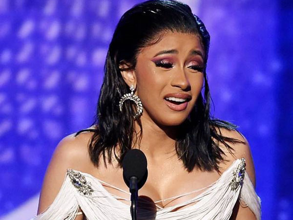 Ariana văng tục khi Cardi B nhận Grammy, sau đó xin lỗi và thả tim 'tình thương mến thương'