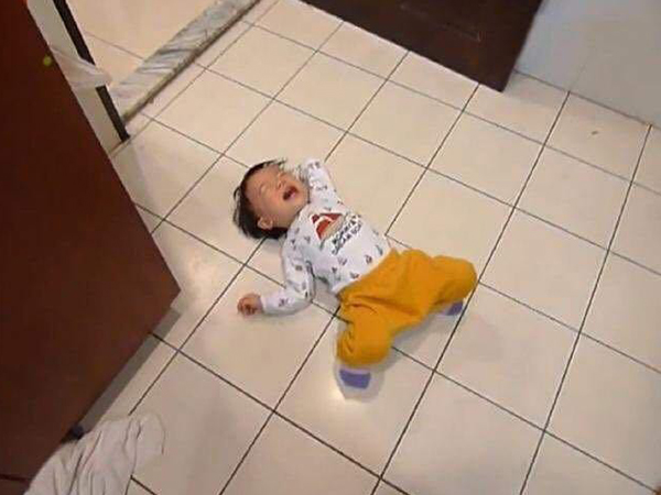 Bé 3 tuổi ăn vạ, mẹ ra tay xử lý, 1 tiếng sau im bặt và cách dạy con khiến phụ huynh tán thành