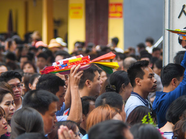 Biển người đổ về Phủ Tây Hồ trong ngày nghỉ Tết cuối cùng