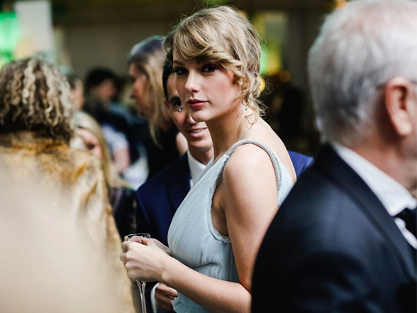 Bỏ Grammy, Taylor Swift tình tứ bên bạn trai tại giải Oscar Anh