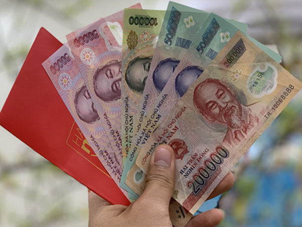 Dân văn phòng 'khoe' lì xì tiền triệu ngày khai Xuân