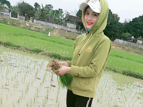 Đăng ảnh khoe mùng 6 Tết đi cấy giúp mẹ, cô gái không ngờ mình lại bị dân mạng 'ném đá'