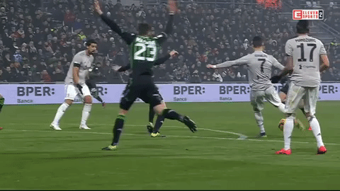 HÀI HƯỚC: Dùng tay chơi bóng, Ronaldo cay cú sút... thẳng mặt Khedira