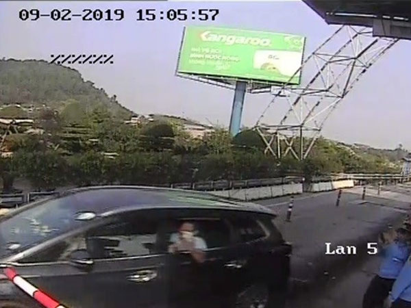 Khởi tố vụ án tài xế tông cọc tiêu trạm BOT