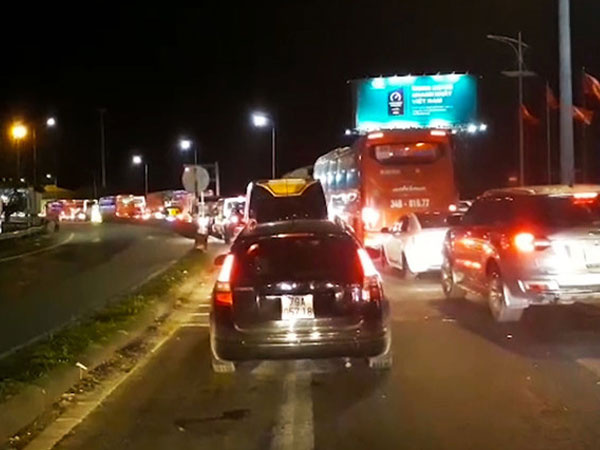 Ôtô xếp hàng dài chờ qua hầm Hải Vân khuya mùng 6 Tết