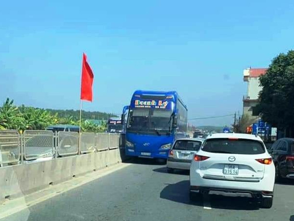 Tài xế lái xe khách chạy ngược chiều trên QL1A đã bị CSGT tước giấy phép lái xe