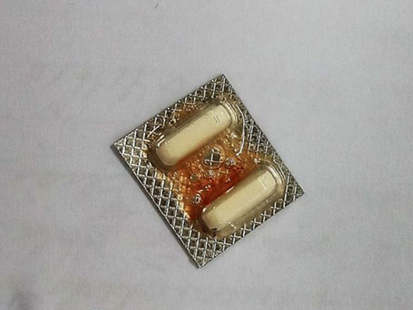 Uống thuốc quên bóc vỉ, ông già phải nhập viện