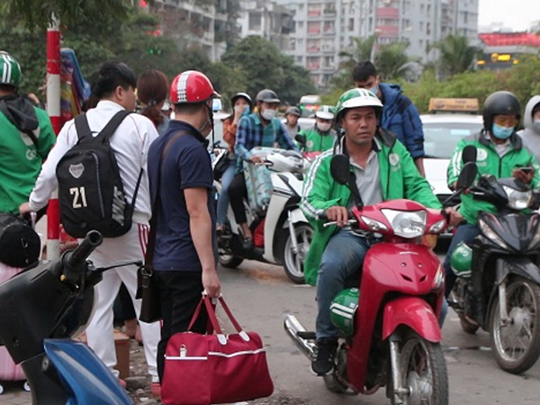 Video: Vạn người trở về Thủ đô sau nghỉ Tết, 'hết hồn' với giá xe ôm, taxi