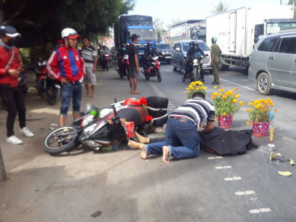 Chồng gào khóc ôm thi thể vợ bị xe khách cán chết tại chỗ trên đường trở lại Sài Gòn