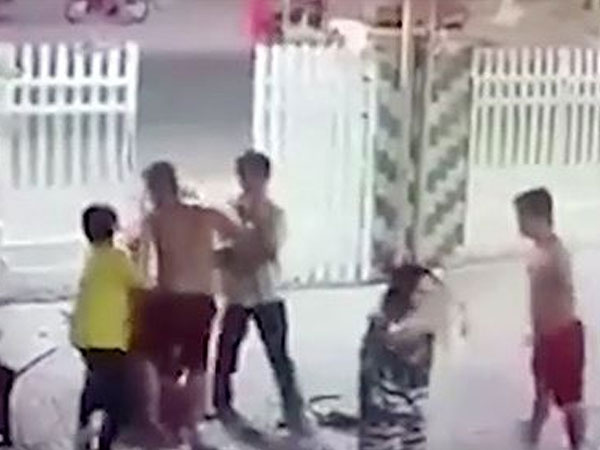 Đình chỉ công tác hai cảnh sát đánh nhau với người dân