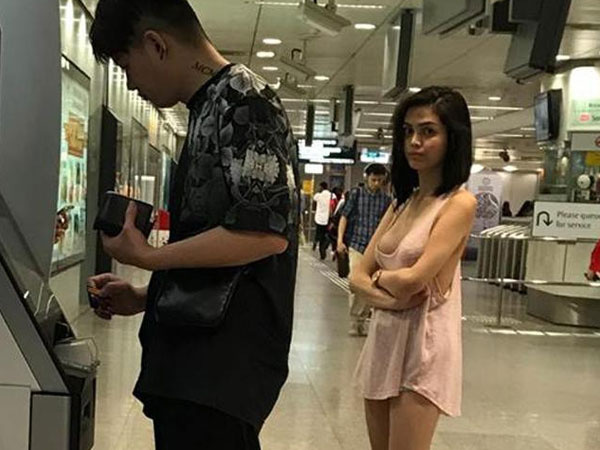 Đi rút tiền không mặc nội y, chỉ 'hững hờ' lớp áo mỏng, cô gái nổi như cồn trên MXH